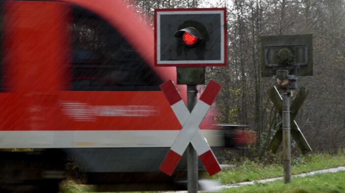 Unbeschrankter Bahnübergang Die Zahl der Bahnübergänge im Norden wird weniger (Archivbild)