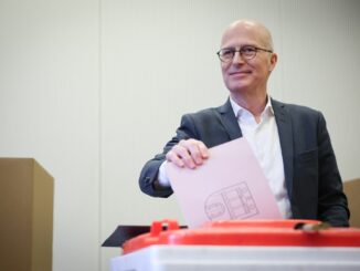 Hamburgs Bürgermeister Peter Tschentscher (SPD) gibt seine Stimme bei der Bürgerschaftswahl im Wahllokal ab.