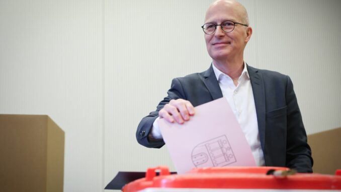 Bürgerschaftswahl Hamburg - Stimmabgabe Tschentscher Hamburgs Bürgermeister Peter Tschentscher (SPD) gibt seine Stimme bei der Bürgerschaftswahl im Wahllokal ab.