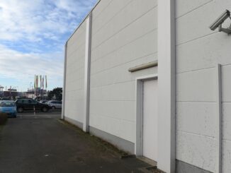 Unter den Nebenklägern im Prozess gegen die mutmaßliche Ex-RAF-Terroristin Daniela Klette vor dem Landgericht Verden ist ein früherer Fahrer eines Geldtransporters, der 2015 von drei bewaffneten Personen vor einem Supermarkt überfallen wurde. (Archivbild)