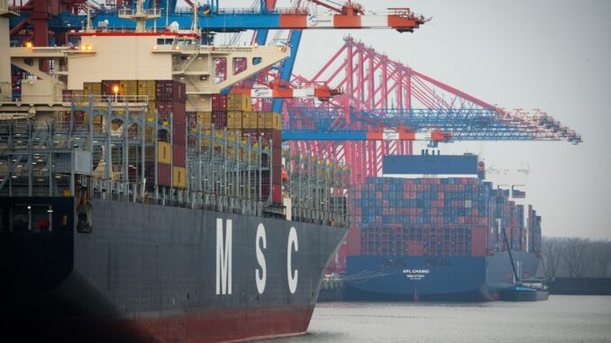 Containerschiffe im Hamburger Hafen Dank der weltgrößten Reederei MSC mit Sitz in Genf darf sich die Schweiz jetzt weltgrößte Containerschiff-Nation nennen. Deutschland rutschte nach Angaben des Verbands deutscher Reeder auf Platz drei ab. (Archivbild)