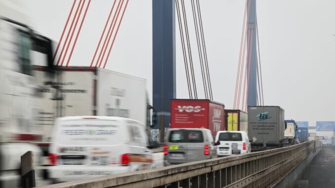 Norderelbbrücke Nach Aufhebung der Vollsperrung müssen Autofahrer auf der A1 weiter mit Staus vor der Norderelbbrücke rechnen.