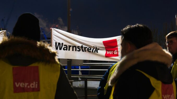 Verdi-Warnstreik - Hamburger Hafen Am Morgen fuhren wegen des Warnstreiks in Hamburg keine Fähren.
