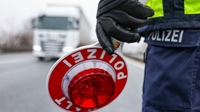Polizeikontrolle - Illustration Bei der Kontrollwoche in Schleswig-Holstein stellten die Polizisten tausende Verstöße fest. (Symbolbild)