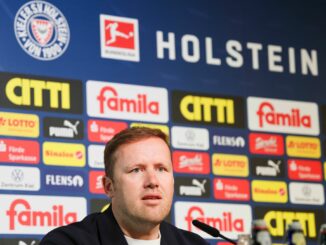 Olaf Rebbe setzt bei Holstein Kiel weiter auf junge Spieler.