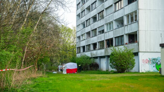Tödlicher Sturz von Balkon - Ermittlungen Nach dem tödlichen Sturz eines Jugendlichen untersuchen Ermittler die Umgebung des Hochhauses ab.