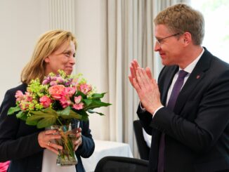 Ministerpräsident Daniel Günther hat die voraussichtliche Bundesbildungsministerin Karin Prien (beide CDU) aus seinem Kabinett verabschiedet.