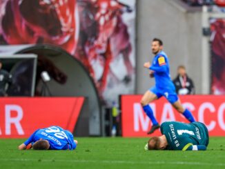 Peter Gulacsi (r) und David Zec liegen benommen am Boden.