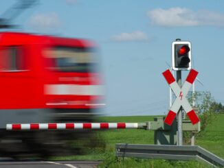 Nach Missachtung der geschlossenen Bahnschranke ist in Eckernförde ein Radfahrer vom Zug erfasst und schwer verletzt worden. (Symbolfoto)