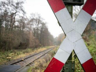 Die Schranke löste sich den Angaben zufolge durch den Zusammenstoß aus der Halterung und wurde beschädigt. (Symbolfoto)