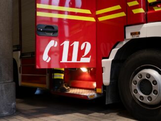 Das Feuer in einer Autowerkstatt erreichte auch einen Haufen Reifen. (Symbolbild)