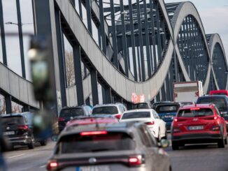 Ein halbes Jahr lang werden die Sanierungsarbeiten an der Hamburger Neuen Elbbrücke dauern.