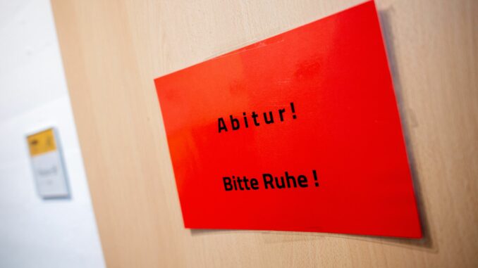 Abiturprüfungen Die Abiprüfungen müssen nun wiederholt werden. (Archivbild)