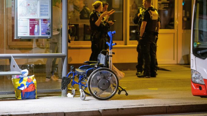 Messerattacke an Bushaltestelle in Hamburg Jetzt sucht die Polizei mit Fotos aus einer Überwachungskamera nach dem mutmaßlichen Täter. (Archivbild)