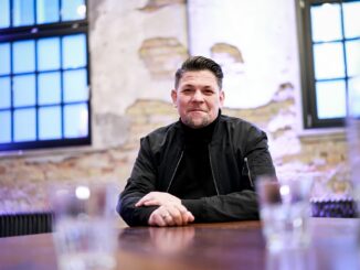 Ran an die Töpfe: Am Sonntag startet auf Vox die zehnte Staffel von «Kitchen Impossible» - mit einem Stargast aus dem Ausland.