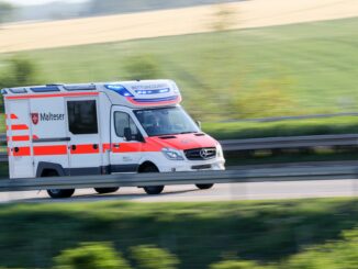 Auf der B201 verlor ein 33-Jähriger die Kontrolle über sein Auto. Ein Notrufsystem rief automatisch Hilfe. (Symbolbild)
