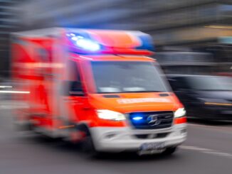 Der Junge wurde schwer verletzt in ein Krankenhaus gebracht. (Symbolbild)