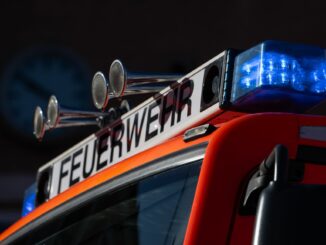 Rund zweieinhalb Stunden war die Feuerwehr vor Ort. (Symbolbild)