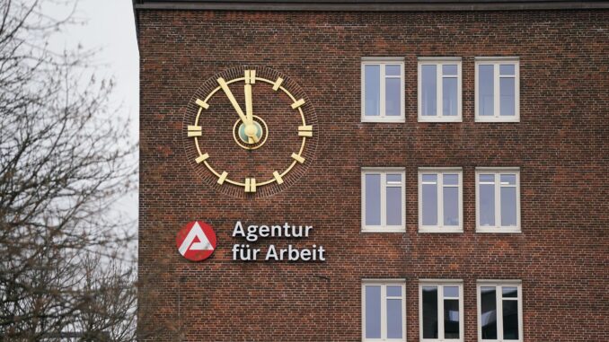 In Hamburg gibt es mehr Menschen ohne Arbeit. (Archivbild) 