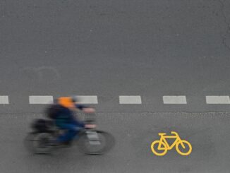 Ein 34-jähriger Rennradfahrer ist am Zollenspieker Hauptdeich mit hoher Geschwindigkeit gegen ein geparktes Auto geprallt. (Symbolbild)