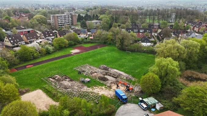 Entschärfung britischer Fliegerbombe in Kiel Der 250 Kilogramm schwere Blindgänger war vor Ostern bei Sondierungsarbeiten gefunden worden.