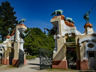Der prachtvolle Eingang sollte die Besucher auf die exotische Welt im Tierpark Hagenbeck einstimmen. (Archivfoto)