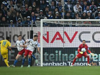 Schockte den HSV: der Braunschweiger Leo Bell Bell (l) erzielt das 0:1.