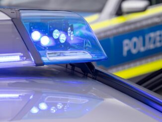 Die Polizei sucht nach dem Tatverdächtigen. (Symbolbild)