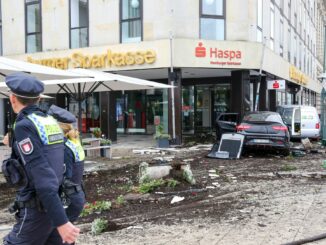 Der 18 Jahre alte Fahrer des Unfallwagens muss sich nicht wegen fahrlässiger Tötung vor Gericht verantworten, weil die Staatsanwaltschaft das Verfahren eingestellt hat. (Archivbild)