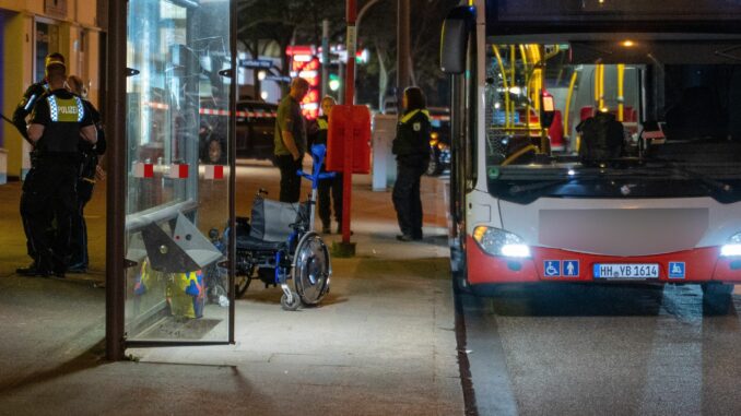 Angreifer verletzt zwei Menschen mit Messer Die Polizei sucht nach der Messerattacke von Billstedt mit zwei Verletzten nach Zeugen.