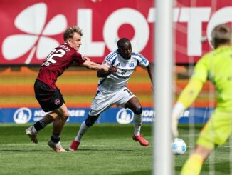 Nach seiner Gala-Vorstellung hat HSV-Offensivspieler Jean-Luc Dompé mit Häme auf Aussagen eines Gegenspielers Tim Janisch (l) reagiert.