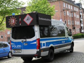 Eutiner Polizisten, die in Kiel bei der Bomnenentschärfung im Einsatz sind, retten ein Kleinkind. (Symbolbild)