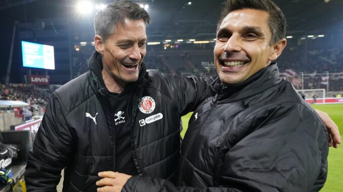 FC St. Pauli - Holstein Kiel Gemeinsame Vergangenheit: St. Paulis Trainer Alexander Blessin (l) und Kiels Trainer Marcel Rapp