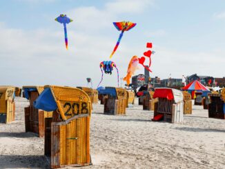 Der schwache Wind am Strand von Laboe bringt nur wenige Drachen zum Fliegen.