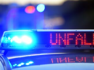 Mit zwei Leitplanken kollidiert, eine abgerissen: Ein 45-Jähriger hinterließ bei einem Unfall auf der A7 Chaos. (Symbolbild).