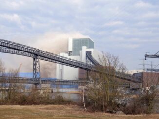 Nach einem ersten Fehlversuch Ende März soll das zweite Kesselhaus des stillgelegten Kohlekraftwerks Hamburg-Moorburg noch diese Woche gesprengt werden. (Archivbild)