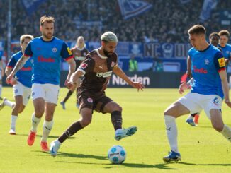 Kiels Marco Komenda (l-r), St. Paulis Elias Saad und Kiels Marko Ivezic kämpfen um den Ball.