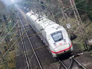Ein ICE hat in Hamburg-Wilhelmsburg einen Gleisarbeiter erfasst. (Symbolbild)