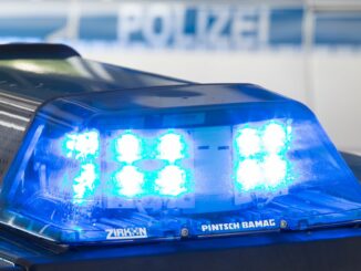 Auf der Bundesstraße 203 ist bei einem Unfall mit einem Lastwagen ein Radfahrer gestorben. (Illustration)