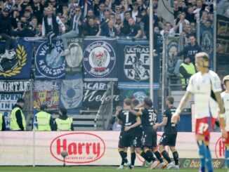 Durften vor der Pause zweimal jubeln: die KSC-Spieler (l)