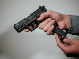 Zeugen sahen zwei Menschen auf dem Vorplatz des Einkaufszentrums mit einer schwarzen Waffe hantieren. (Symbolbild)