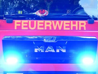 Bei einem Wohnhausbrand im Kreis Dithmarschen kann die Feuerwehr zwei Bewohner nur noch tot bergen. (Symbolbild)