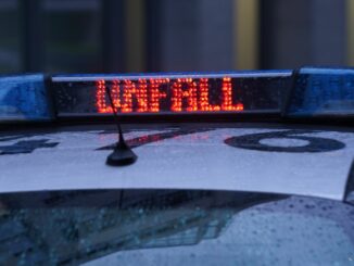Neben dem Mann wurde eine Insassin im Bus verletzt. (Symbolbild)