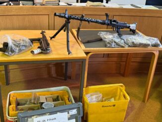 Dem Mann wird vorgeworfen diverse Waffen und Munition ohne die nach dem Waffengesetz erforderliche Erlaubnis besessen zu haben.