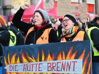 Um ihrer Forderung nach einem Tarifvertrag Altersteilzeit Nachdruck zu verleihen, haben Beschäftigte der Stadt erneut bei einem Warnstreik die Arbeit niedergelegt.