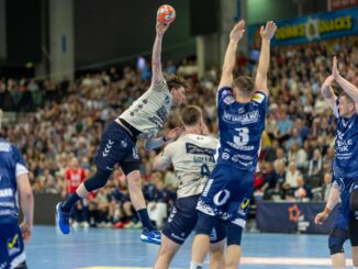 Lasse Möller von der SG Flensburg Handewitt wirft aufs Tor.