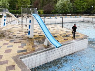 Zuerst müssen die Becken gesäubert werden.