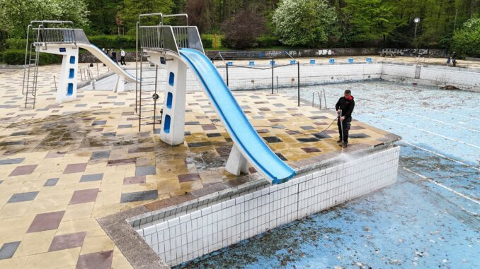 Reinigungsarbeiten im Bäderland Freibad Marienhöhe Zuerst müssen die Becken gesäubert werden.