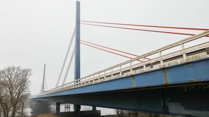 Norderelbbrücke Die Sperrung soll über das ganze Wochenende bis Montagmorgen um 5.00 Uhr dauern. (Archivbild)
