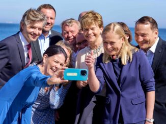 Selfie zum Abschied: Annalena Baerbock (l) mit ihren Kolleginnen und Kollegen auf Bornholm.